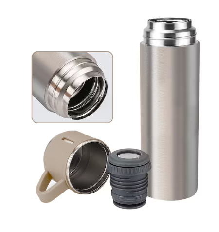 Termo con vasos conserva su temperatura